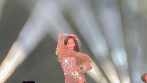 BLACKPINK bùng nổ trong Born Pink Day 2: Đứng hát trong mưa cực “nhiệt”, nói tiếng Việt, “đu trend” chiều lòng fan