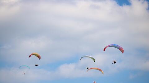 Quảng Ninh: Xác lập kỷ lục bay dù có động cơ theo đội hình nhiều nhất Việt Nam