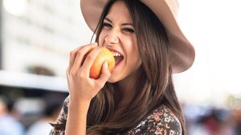 Tại sao ăn táo hay ăn khoai lang nên giữ nguyên vỏ?