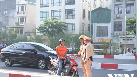 Xe máy bỏ chạy ngược chiều tại Vành đai 2 trên cao khi gặp CSGT