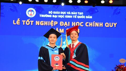 Vượt nghịch cảnh, thủ khoa ĐH Kinh tế Quốc dân được ví như thợ săn học bổng
