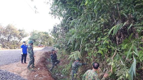 Trung đoàn 720 giúp dân tu sửa đường giao thông