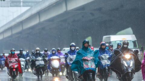 Hà Nội: Người dân vật lộn với tắc đường trong mưa lạnh