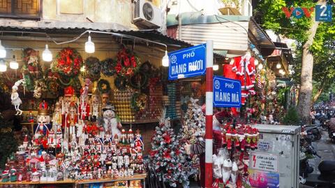 Không khí Noel tràn ngập trên phố Hàng Mã, Hà Nội