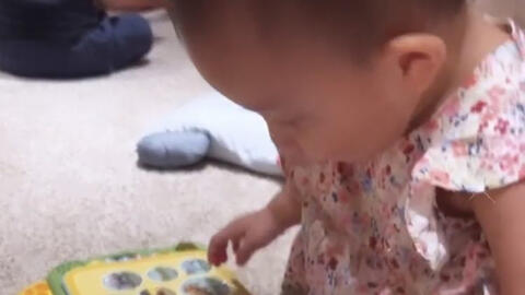 Từ hồi Lisa bé xíu, mẹ Hồ Ngọc Hà đã mua cho 1 cuốn sách cực đắt: Tuy nhiên "đắt xắt ra miếng", sách giúp học tiếng Anh rất hay