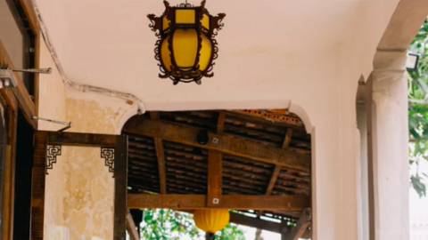 Con gái MC Quyền Linh lần đầu xuất hiện trong chiếc áo Nhật Bình khác lạ, netizen tấm tắc: Có nét đẹp xuyên thời gian!