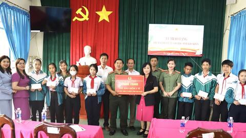 Tặng thẻ bảo hiểm y tế cho học sinh, lan tỏa yêu thương