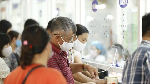 Người bệnh phải tự mua thuốc, vật tư y tế: Đề xuất điều kiện để được quỹ BHYT thanh toán