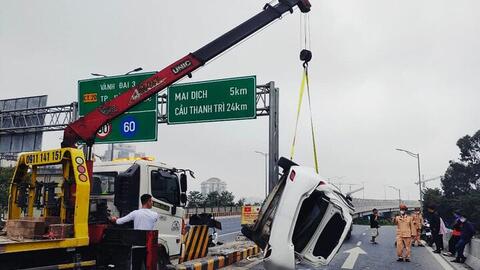 Hà Nội: Tài xế buồn ngủ lái ô tô tông 2 xe máy ở đường Vành đai 3 trên cao