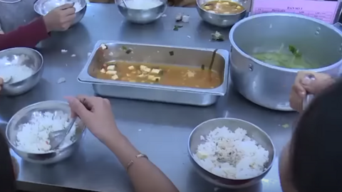 Vụ học sinh "ăn mì tôm chan cơm": Trò nói chưa no, thầy bảo ăn tiếp đi nhưng... chỉ còn cơm