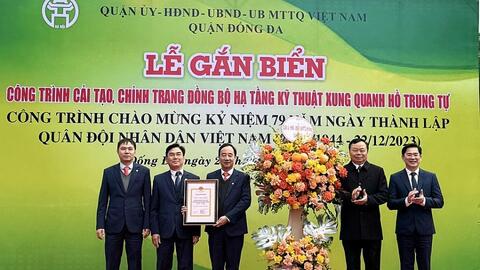 Gắn biển công trình cải tạo, chỉnh trang hồ Trung Tự