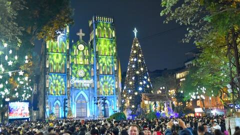 Người dân náo nức xuống phố đón Giáng sinh an lành