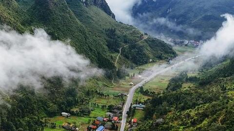 Con dốc được mệnh danh nhiều thách thức nhất Hà Giang, cảnh bên dưới được nhận xét như "Thuỵ Sĩ thu nhỏ"