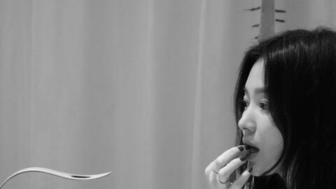 "Bà hoàng mặt mộc" Song Hye Kyo trở thành chủ đề hot khi thả nhẹ vài tấm ảnh xuề xoà ở trời Tây