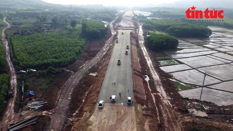 Vượt nắng thắng mưa" thi công Tết, đẩy nhanh tiến độ cao tốc Hàm Nghi - Vũng Áng