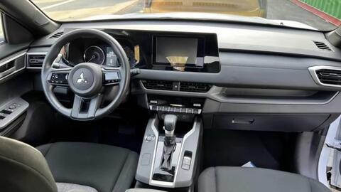 Ảnh thực tế Mitsubishi Xforce base giá 620 triệu vừa về Việt Nam: Mâm nhỏ, ghế nỉ, lược bớt tiện nghi so với bản cao