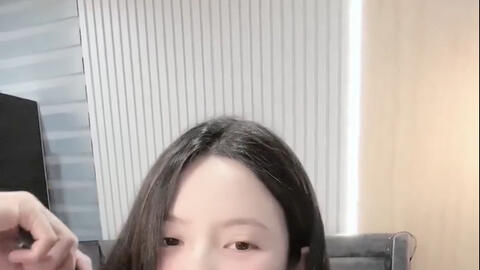 Lộ không gian phòng ngủ của Quang Hải và Chu Thanh Huyền qua khoảnh khắc chàng cầu thủ chải tóc cho vợ