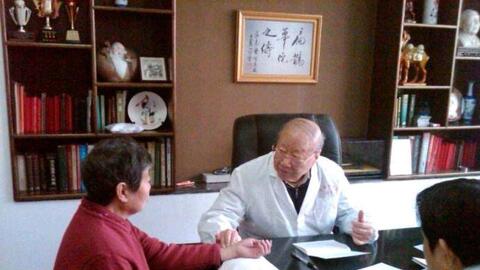 Bậc thầy y học cổ truyền Trung Quốc 93 tuổi vẫn khám cho bệnh nhân: Mỗi ngày đều chăm chỉ làm 4 việc