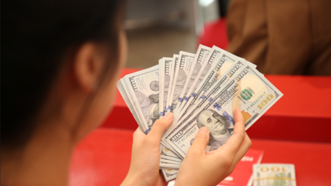 Giá USD ngân hàng vọt lên kịch trần ngay khi mở cửa sáng 22/4