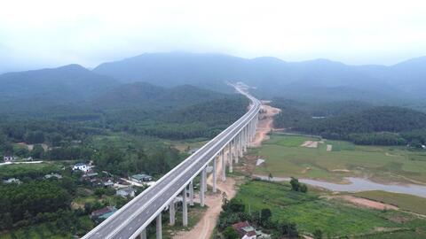 Cận cảnh cao tốc Bắc Nam đoạn Diễn Châu- Bãi Vọt trước ngày thông xe