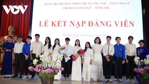 Kết nạp Đảng 5 giáo viên, học sinh ưu tú trường Ams dịp sinh nhật Bác