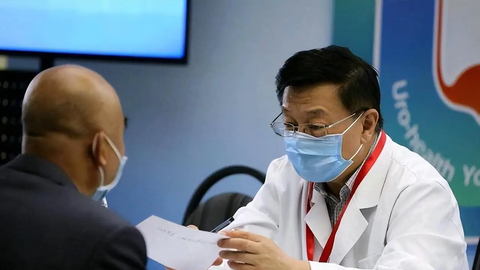 Người đàn ông 60 tuổi uống một ly nước ấm mỗi sáng trong nửa năm, bác sĩ ở bệnh viện đã bị sốc