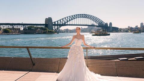 Váy cưới của Trần Phương Hoa gây ấn tượng ở cầu cảng Sydney