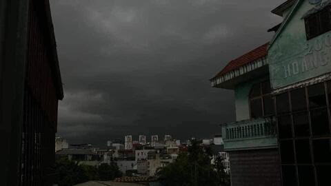 Ngay lúc này tại Hà Nội: Mưa lớn sấm chớp giật đùng đùng, người dân vừa đi đường vừa lo lắng