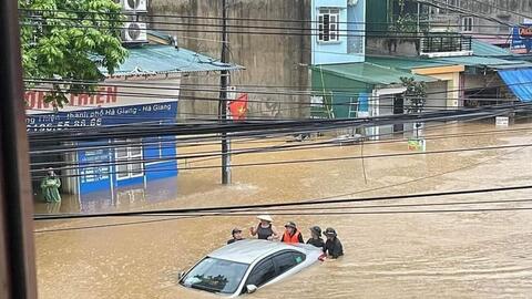 Mưa lũ bất ngờ, Hà Giang chìm trong biển nước, nhiều du khách phải bỏ lại xe máy
