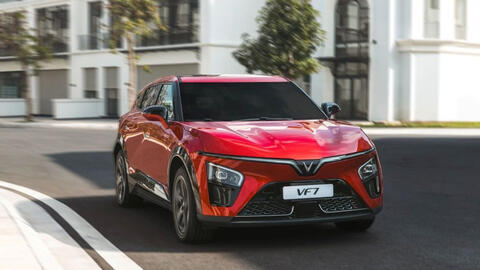 So găng trùm công nghệ VinFast VF 7 Plus và Honda CR-V hybrid: Cùng tầm giá 1,2 tỷ nên chọn xe nào?