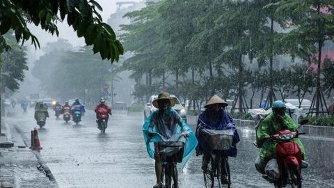 Miền Bắc ngày nắng nóng, chiều tối đón mưa dông