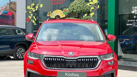 Skoda Kodiaq giảm hơn 200 triệu phí lăn bánh tại đại lý: Bản ‘base’ chưa đến 1,05 tỷ, nhiều ‘đồ chơi’ tặng kèm, cạnh tranh Santa Fe