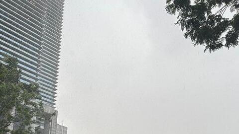 7 giờ sáng Hà Nội mưa trắng trời do ảnh hưởng bão số 2, dân công sở chật vật đi làm