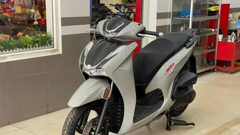 Vì đâu xe máy giảm giá liên tục, tặng cả điện thoại cho khách?