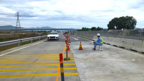 Thông tin mới vụ mặt đường cao tốc 11.000 tỷ vừa thông xe đã bong bật