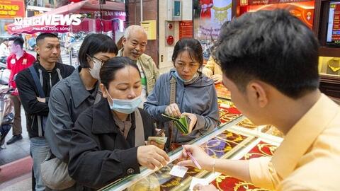 Một chuyên gia kinh tế tuyên bố: Có tiền sẽ gửi ngân hàng cho an toàn, không đầu tư vàng vì rủi ro cao