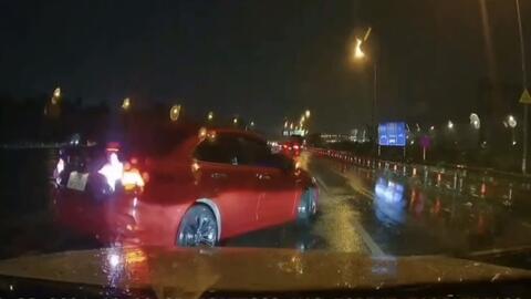 Ô tô đi lùi trên đường dẫn cao tốc TP HCM - Long Thành - Dầu Giây