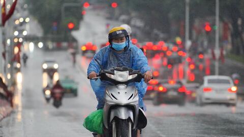 Hà Nội mưa từ đêm đến sáng, xe ùn tắc mọi ngả đường, người dân chật vật tìm đường tới công sở