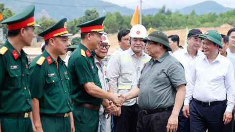 Thủ tướng ra ngay loạt yêu cầu với tỉnh miền Trung khi khảo sát công trường cao tốc 2.112 tỷ đồng