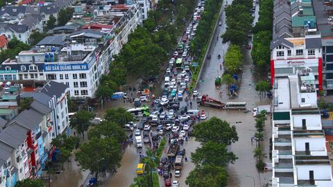 Đại lộ Thăng Long ngập sâu, nhiều tuyến đường vào nội đô ùn tắc
