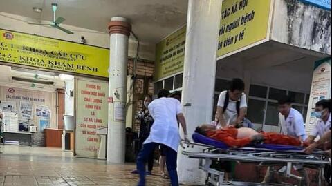 Cấp cứu một công nhân ngành điện gặp tai nạn do ảnh hưởng bão