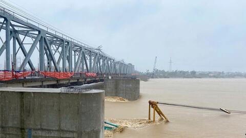 Báo động lũ cấp 2 trên sông Đuống, cấm di chuyển trên cầu Đuống