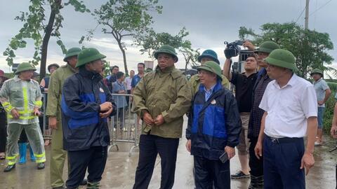 Hơn 1.000 người tham gia hỗ trợ di chuyển dân đến nơi an toàn