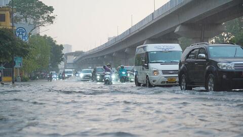 Mưa lớn xuyên đêm, giao thông Hà Nội ùn tắc, lộn xộn 5 giờ sáng