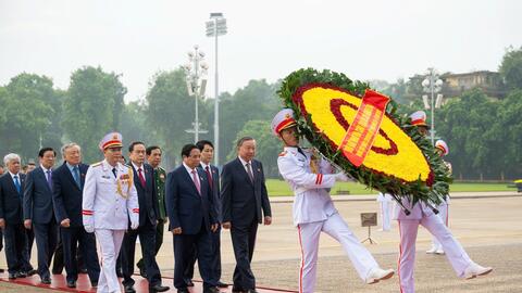 Lãnh đạo Đảng, Nhà nước và các đại biểu Quốc hội vào Lăng viếng Chủ tịch Hồ Chí Minh