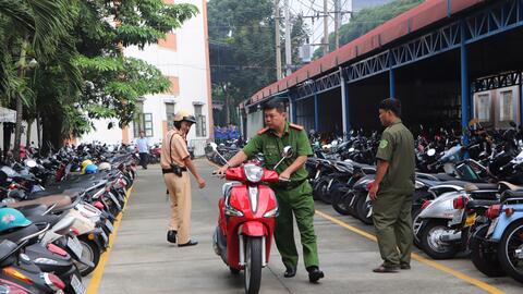 CSGT có được vào trường học kiểm tra xe máy?