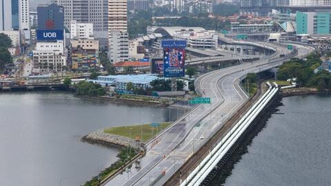 Thu phí xe chạy qua cửa khẩu, mỗi năm nước láng giềng thu hơn 23 triệu USD