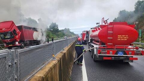 Xe chuyển phát nhanh bốc cháy ngùn ngụt trên cao tốc Đà Nẵng – Quảng Ngãi