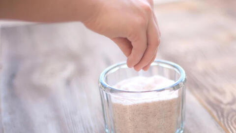 Bà thói quen bảo quản muối biến nó thành "thuốc độc", cần bỏ ngay, rất tai hại nhưng nhiều người mắc