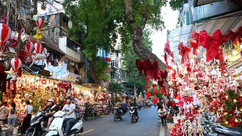 Giới trẻ Thủ đô rộn ràng đón Giáng sinh sớm